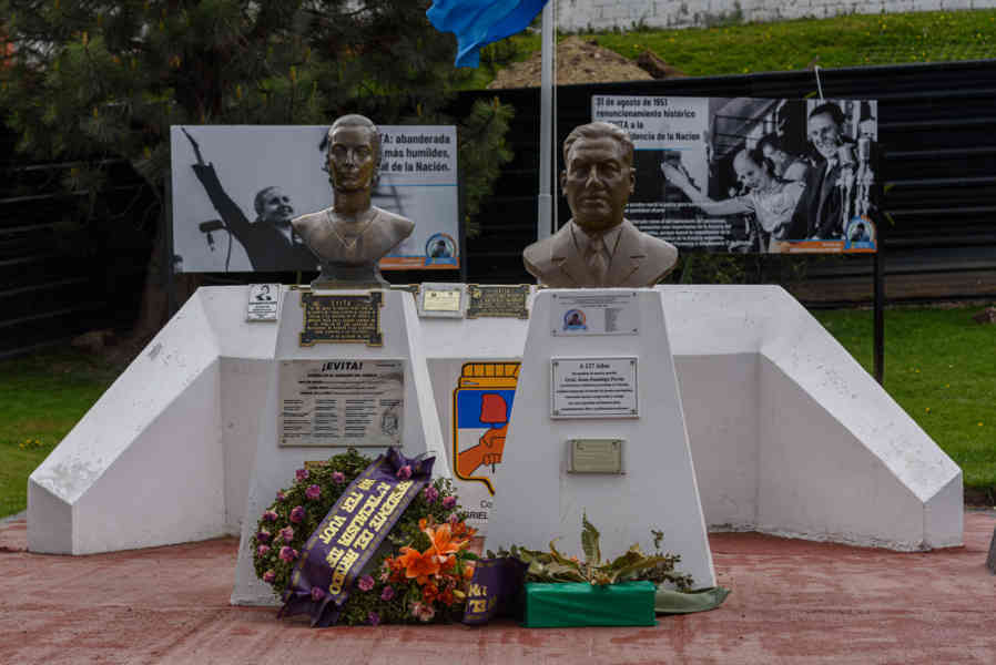 Argentina 140 - Ushuaia - monumento a Evita Perón.jpg